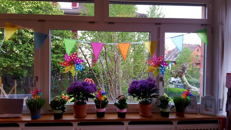 wir versuchen den Frühling mit Blumen und Farben heraus zu locken