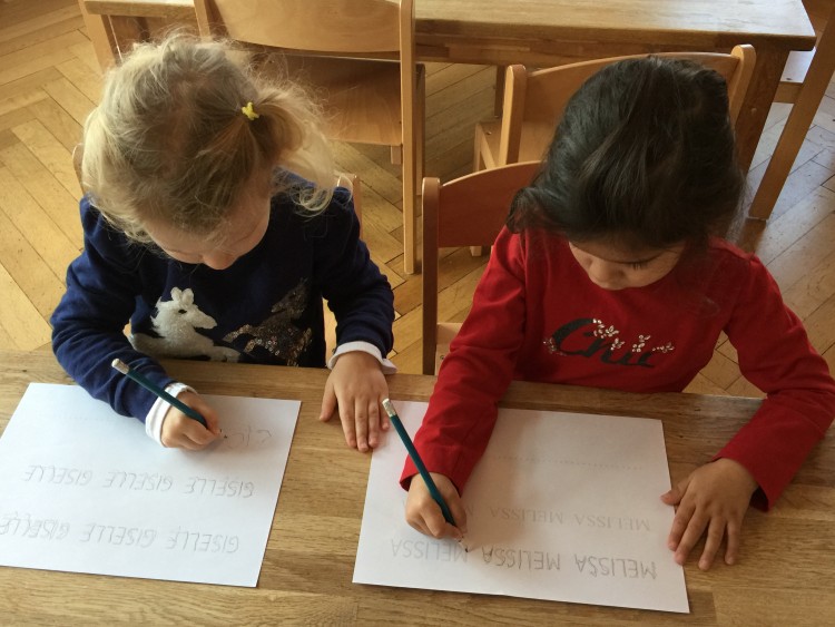 Angehende Kindergärtner üben schon mal den Namen